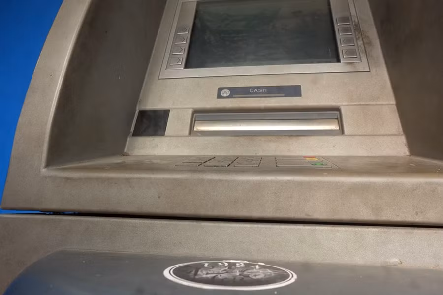 Từ bề mặt cho đến các dãy số trên một cây ATM nằm trên đường Điện Biên Phủ gần như bám bụi bẩn đen xì, không có dấu hiệu được lau chùi.