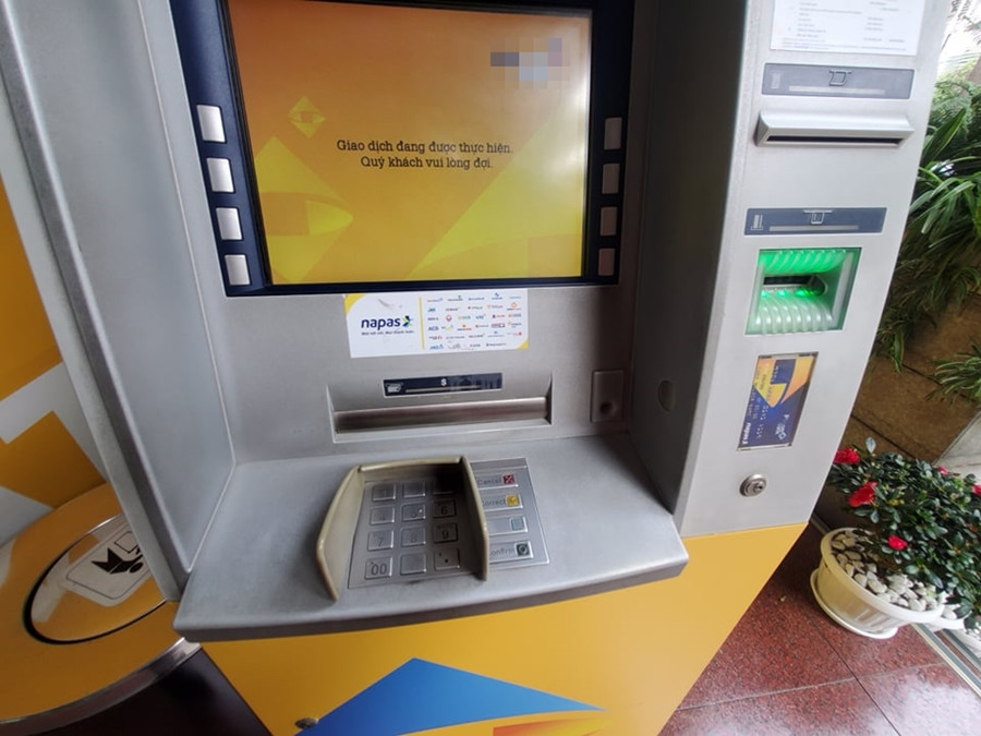 Trước diễn biến phức tạp của virus corona, khách hàng cũng hết sức lo ngại khi đến rút tiền ở các cây ATM mà không đảm bảo vệ sinh, ngoài những cây luôn được lau chùi, quét dọn sạch sẽ.