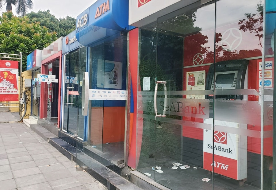 Trước đây, tại điểm cây ATM nằm trên đường Điện Biên Phủ (Hà Nội) đều có rất nhiều người đến rút tiền. Tuy nhiên, trong những ngày qua lượng khách đến đây đều thưa vắng vì mọi người lo ngại virus Corona.