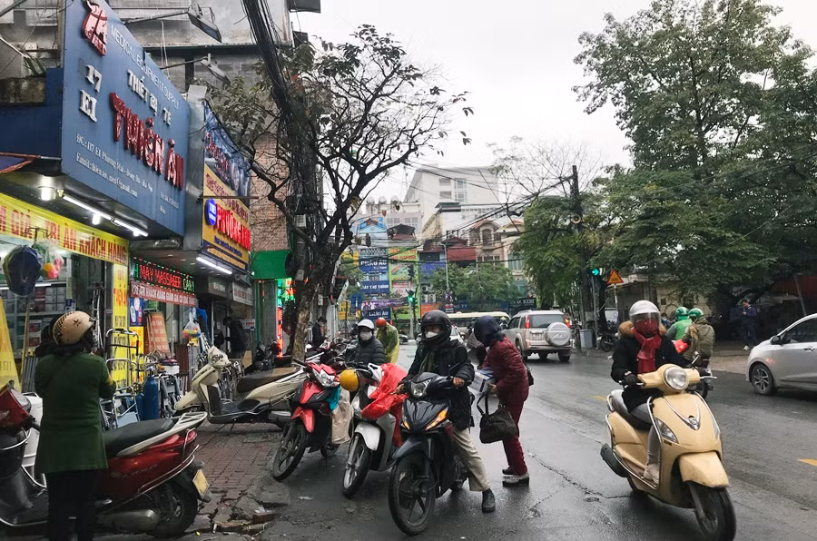 Chiều ngày 5/2, ghi nhận của PV Kiến Thức tại nhiều nhà thuốc, cửa hàng trang thiết bị vật tư y tế trên phố Phương Mai (gần Bệnh viện Bạch Mai và Bệnh viện Nhiệt đới Trung ương, Hà Nội) không còn cảnh tượng hàng trăm người dân Thủ đô chen lấn, xô đẩy nhau để mua khẩu trang và dung dịch rửa tay nhằm phòng lây lan dịch bệnh viêm phổi cấp do virus corona như vài ngày trước.