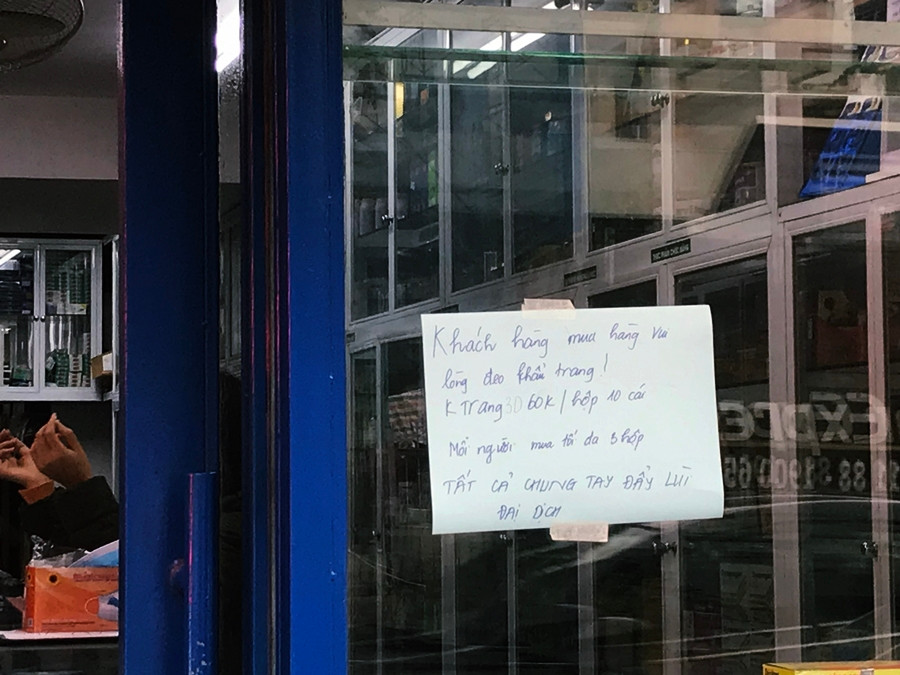 Một nhà thuốc khác tại đây giới hạn mỗi người chỉ được mua tối đa 3 hộp khẩu trang 3D với giá là 60 nghìn đồng/hộp/10 chiếc.