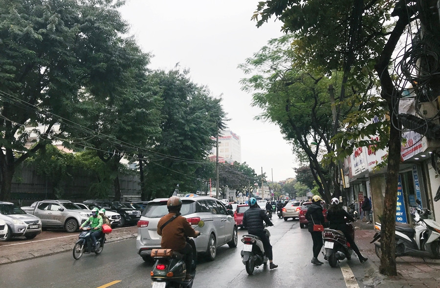 Nhiều người phải "mướt mồ hôi" mới có thể tìm được cửa hàng hiện còn mặt hàng khẩu trang trên phố Phương Mai.