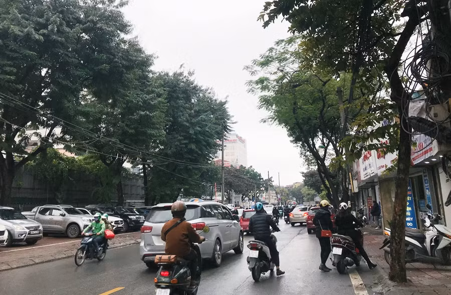 Nhiều người phải "mướt mồ hôi" mới có thể tìm được cửa hàng hiện còn mặt hàng khẩu trang trên phố Phương Mai.