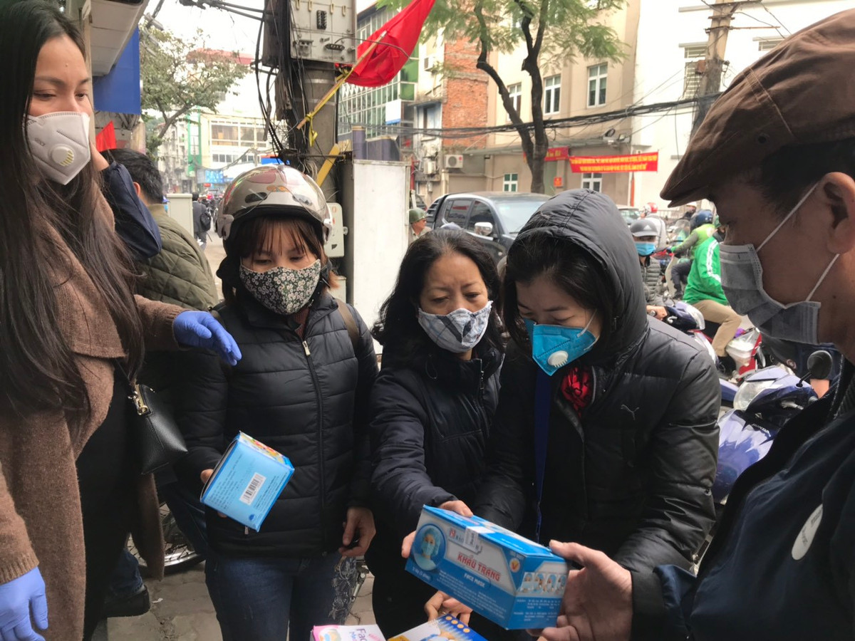 Người dân chen nhau mua khẩu trang phòng lây nhiễm virus corona trước đó vào sáng ngày 31/1 tại phố Phương Mai.