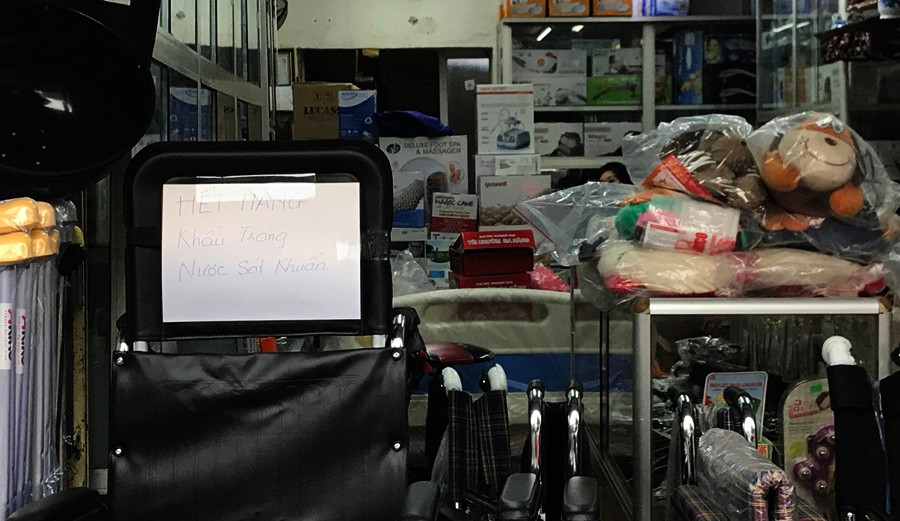 "Từ sáng đến chiều nay, tôi đã đi qua hàng loạt nhà thuốc ở phố này hỏi mua khẩu trang nhưng chẳng còn. Chưa bao giờ khẩu trang lại khan hiếm như bây giờ...", anh Tuấn (42 tuổi, Tân Mai, Hà Nội) chia sẻ.