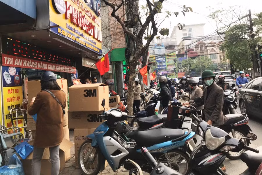 Trước đó vài ngày, cảnh tượng người dân xếp hàng dài, chen lấn nhau lộn xộn trên phố Phương Mai để mua khẩu trang, dung dịch nước rửa tay đông kín mít.