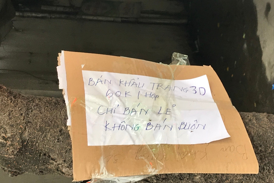 Ngoài những cửa hàng, nhà thuốc hết khẩu trang thì vẫn còn một số ít cửa hàng tại phố thuốc Phương Mai treo biển không bán buôn, bán hàng đúng giá, niêm yết 60 nghìn đồng/hộp khẩu trang 3D.