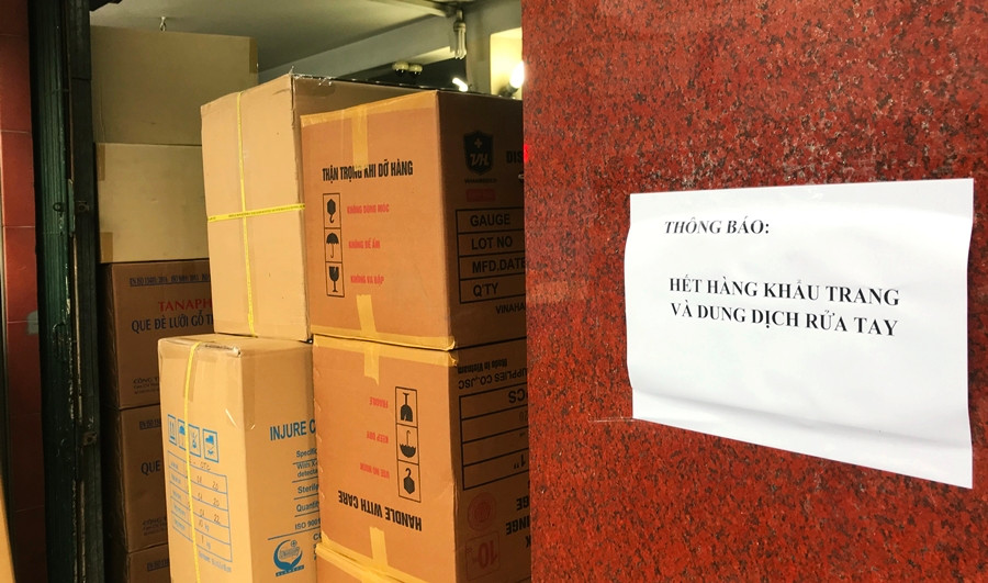 Một chủ cửa hàng thiết bị vật tư y tế tại đây cho biết, do lượng khách đổ xô đến mua khẩu trang và dung dịch rửa tay vài ngày trước rất đông, nên cả hai mặt hàng này hiện đã "cháy" sạch.