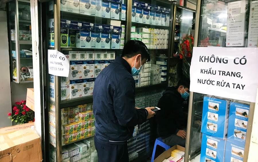 "Không có khẩu trang, nước rửa tay", cửa hàng vật tư y tế này thông báo.