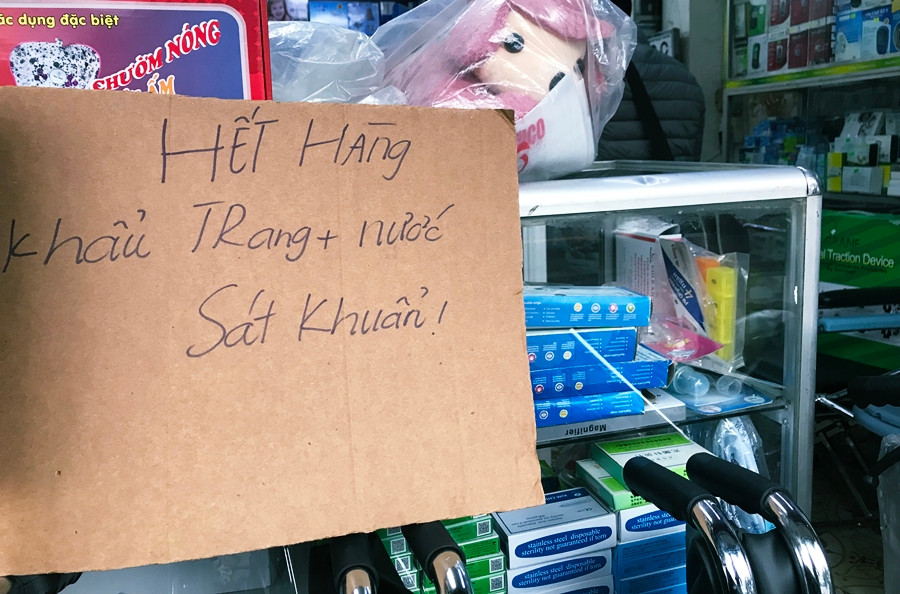 Nhiều người đều dễ dàng trông thấy các tấm biển thông báo "hết hàng khẩu trang+nước sát khuẩn" tại các nhà thuốc, cửa hàng vật tư y tế trên phố Phương Mai.