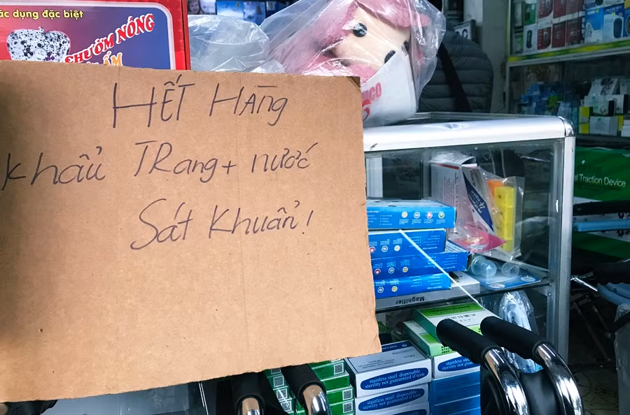 Nhiều người đều dễ dàng trông thấy các tấm biển thông báo "hết hàng khẩu trang+nước sát khuẩn" tại các nhà thuốc, cửa hàng vật tư y tế trên phố Phương Mai.