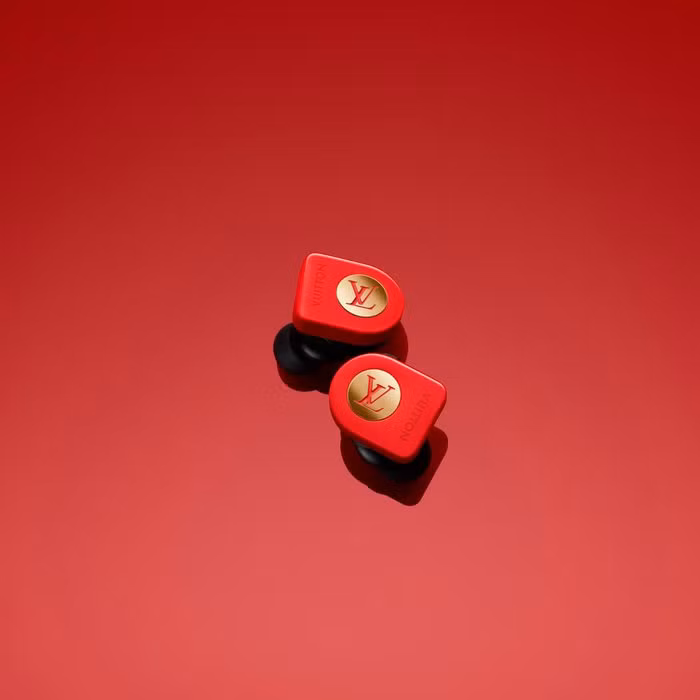 Còn về cấu hình, tai nghe mới của LV đã được nâng cấp nhiều thứ bao gồm pin 10 tiếng, chế độ nghe xuyên thấu, cải thiện chống ồn chủ động và microphone nhạy hơn để cho âm thanh rõ hơn khi đàm thoại. (Ảnh: Louis Vuitton)