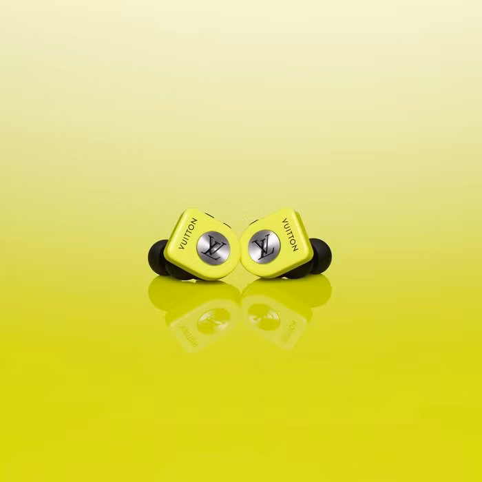 Được biết, những tai nghe này được thiết kế và sản xuất bởi Master &amp; Dynamic, một hãng âm thanh có trụ sở tại New York, và có giá thực tế là 299 USD (gần 7 triệu đồng). Tuy nhiên, sau khi được thêm các hoạ tiết độc quyền từ thương hiệu LV thì giá của nó đã tăng lên thành 1090 USD (hơn 25 triệu đồng). (Ảnh: Louis Vuitton)