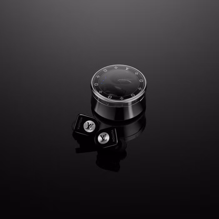 Về thiết kế, logo chữ LV được khắc trên hình tròn kim loại tạo nên tổng thể sang trọng cho sản phẩm. (Ảnh: Louis Vuitton)