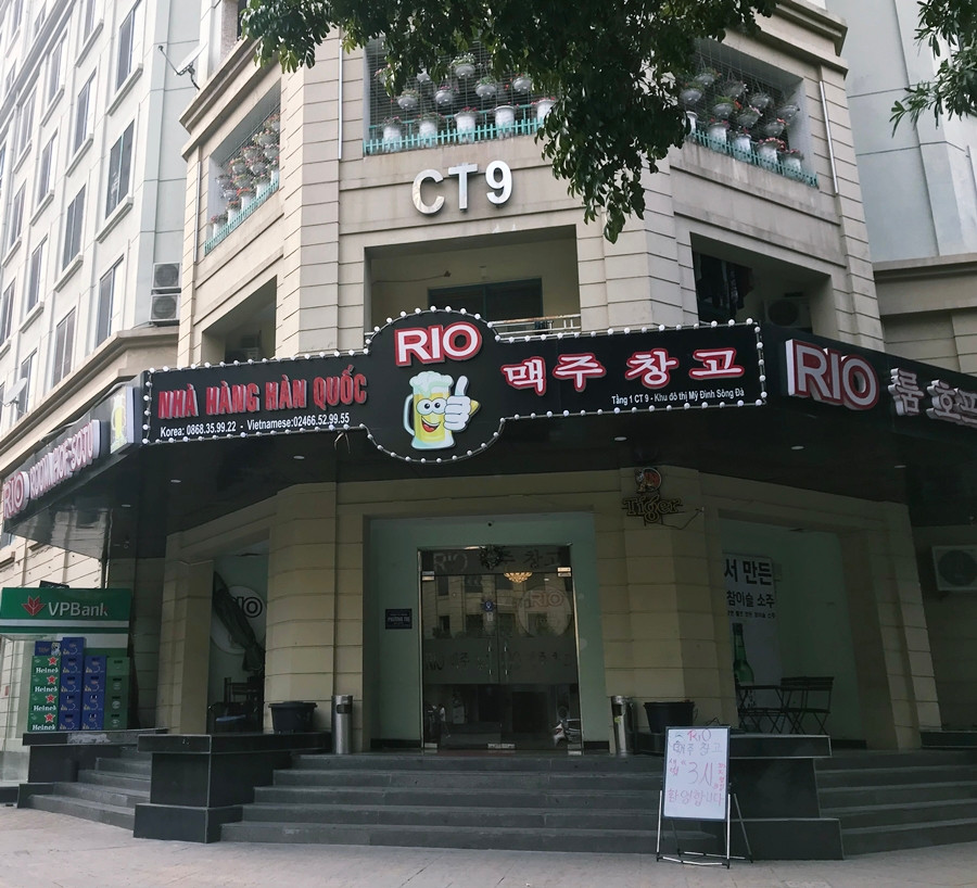 Hàng quán vắng vẻ, người dân ít ra đường trên “phố Hàn Quốc” ở Hà Nội.