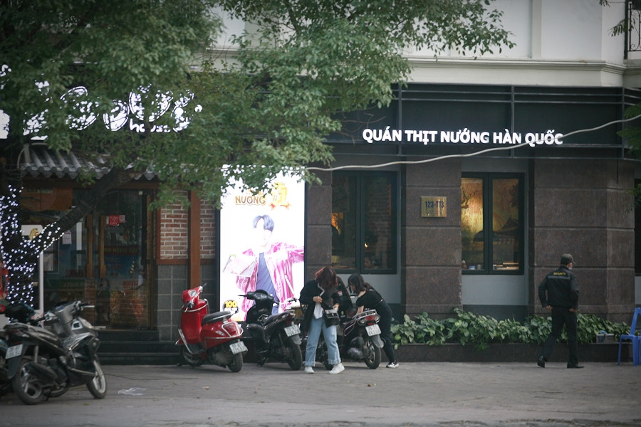 Nhiều hàng quán ở “phố Hàn Quốc” giữa lòng Hà Nội cho dù mở cửa nhưng đìu hiu khách.