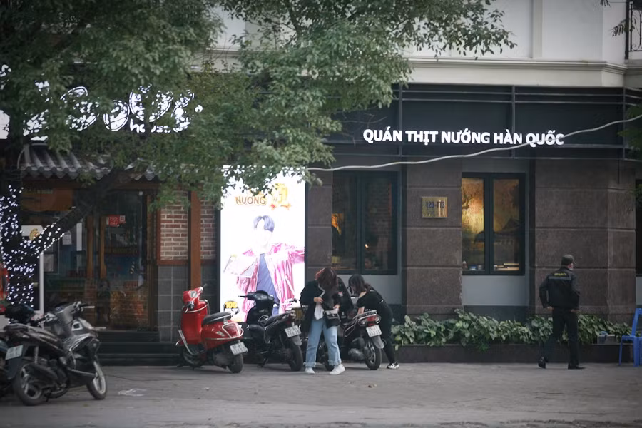 Nhiều hàng quán ở “phố Hàn Quốc” giữa lòng Hà Nội cho dù mở cửa nhưng đìu hiu khách.