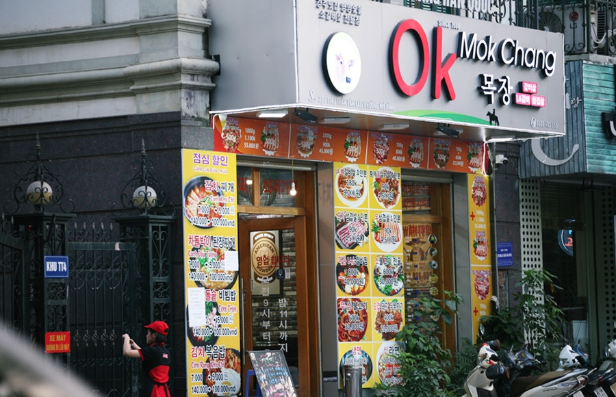 Những món ăn Hàn Quốc được quảng cáo hấp dẫn từ bên ngoài nhà hàng, nhưng chẳng mấy vị khách nào ghé qua.