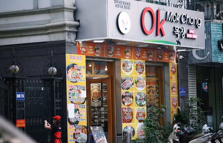 Những món ăn Hàn Quốc được quảng cáo hấp dẫn từ bên ngoài nhà hàng, nhưng chẳng mấy vị khách nào ghé qua.