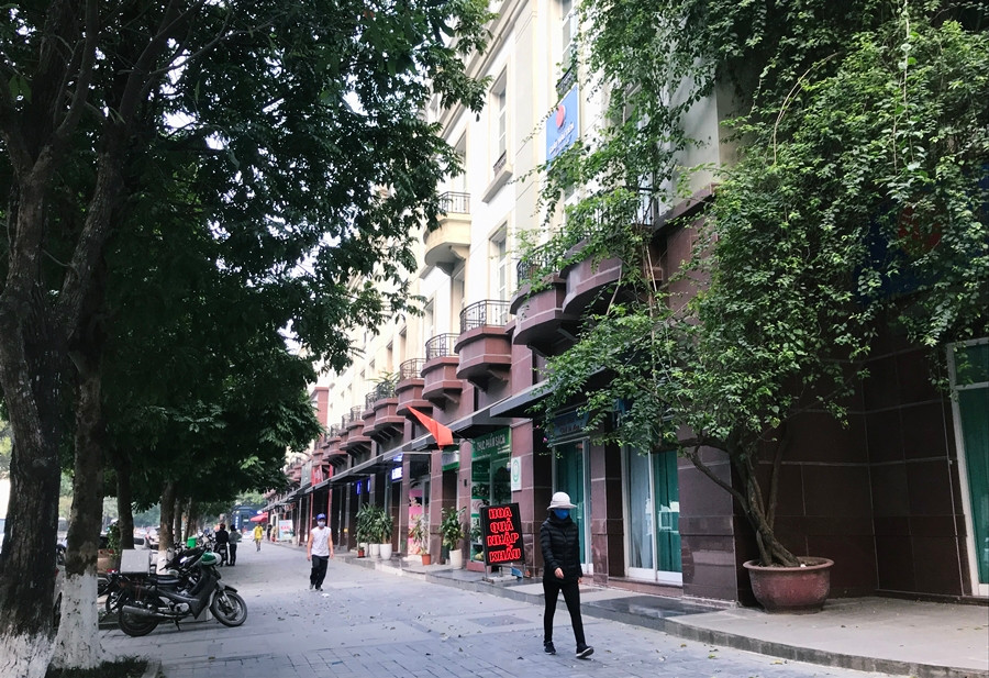 Trước mối lo ngại lây nhiễm corona nên nhiều người trên "phố Hàn Quốc" không dám tụ tập đến chỗ đông.