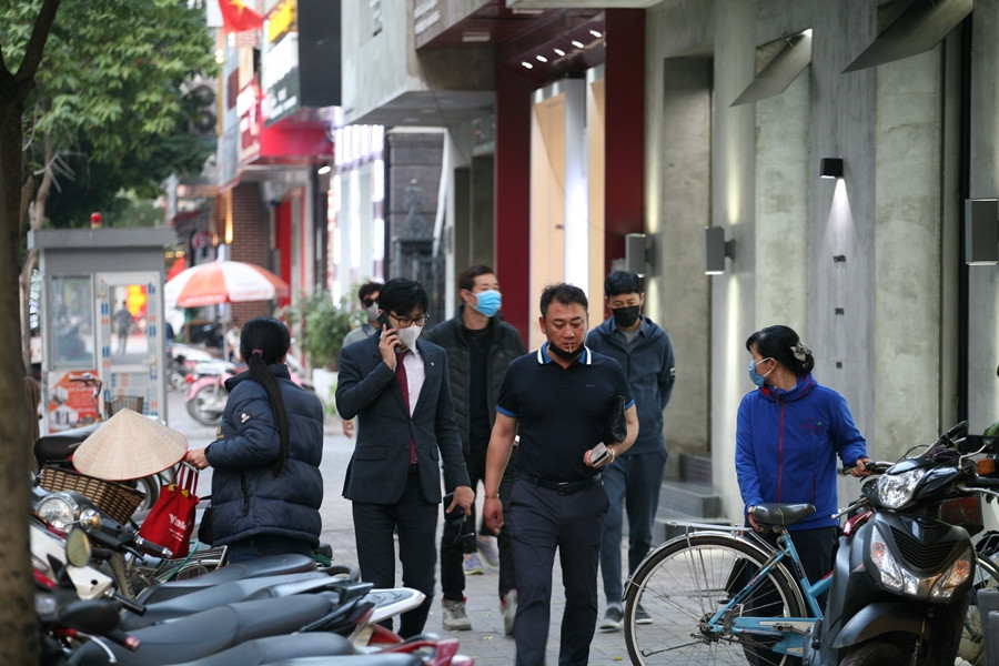 Mỗi khi ra đường, giao tiếp hoặc ngồi ăn uống,... người Hàn Quốc tại đây đều đeo khẩu trang phòng dịch bệnh.