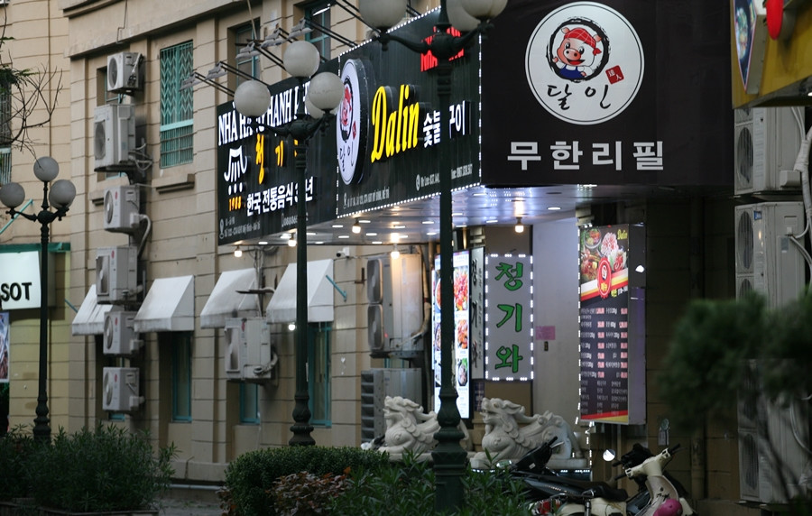 Hầu hết, hàng quán xung quanh khu phố Hàn Quốc này đều chung tình cảnh ảm đạm, vắng thực khách.