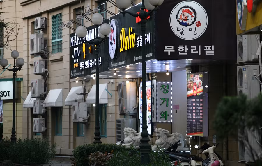 Hầu hết, hàng quán xung quanh khu phố Hàn Quốc này đều chung tình cảnh ảm đạm, vắng thực khách.