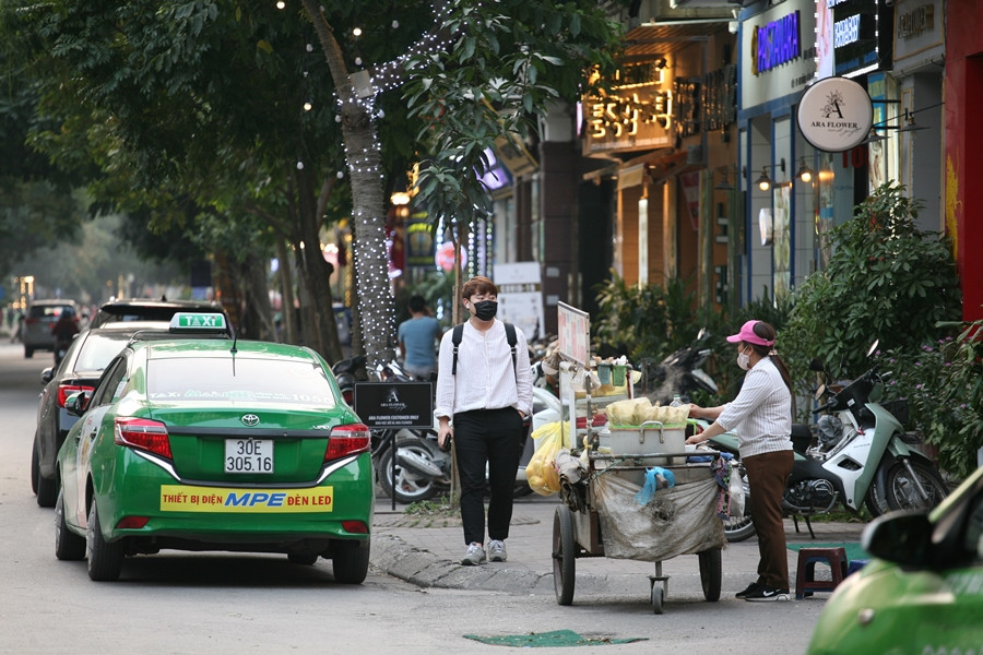 Nhiều nhà hàng ở "phố Hàn Quốc" hiện có trang bị thêm nước rửa tay sát khuẩn, treo biển cảnh báo về dịch corona trước cửa nhưng cũng không mấy hút khách.