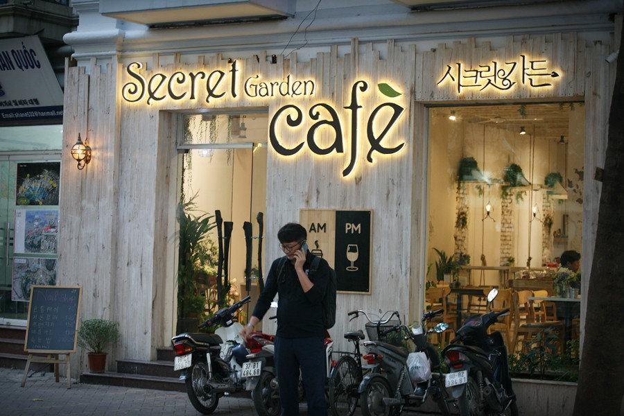 Không chỉ quán ăn, ngay cả những quán cà phê tại khu phố này cũng thưa vắng khách hàng.