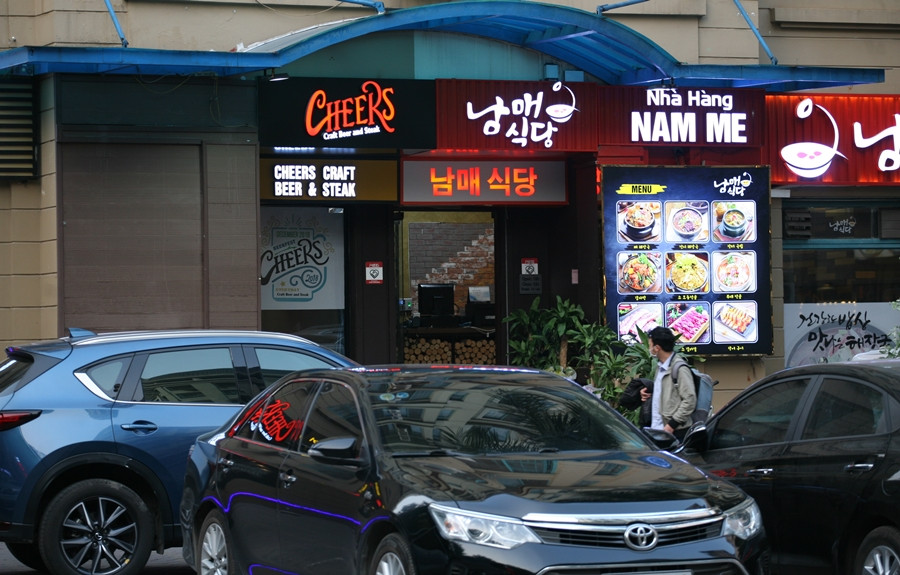 Nhà hàng ở phố Hàn Quốc này vắng vẻ khác hẳn dáng vẻ đông đúc, náo nhiệt trước kia khiến nhiều người đi qua cũng cảm thấy ngỡ ngàng.