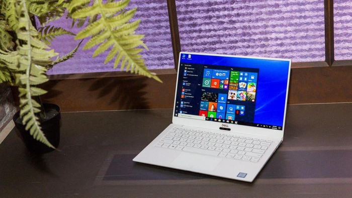 Dell XPS 13 (2018) là một trong những lựa chọn hàng đầu cho máy tính xách tay siêu di động Windows, với dung lượng pin làm việc đạt 12h18 (738 phút).