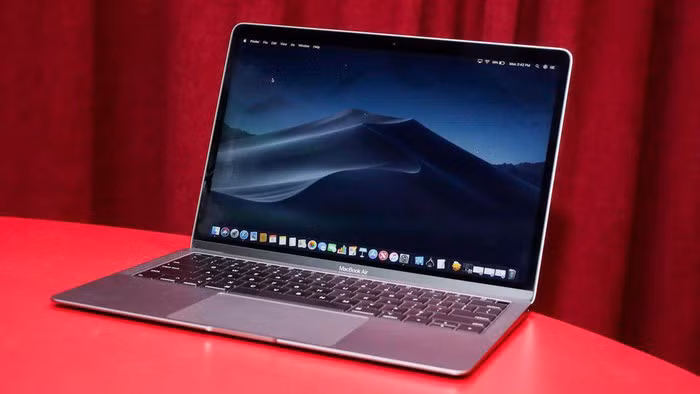 Apple MacBook Air (13 inch, 2018) là sản phẩm được “tân trang” lại từ MacBook Air cổ điển. Phiên bản mới này chạy trong 10h46 (646 phút).