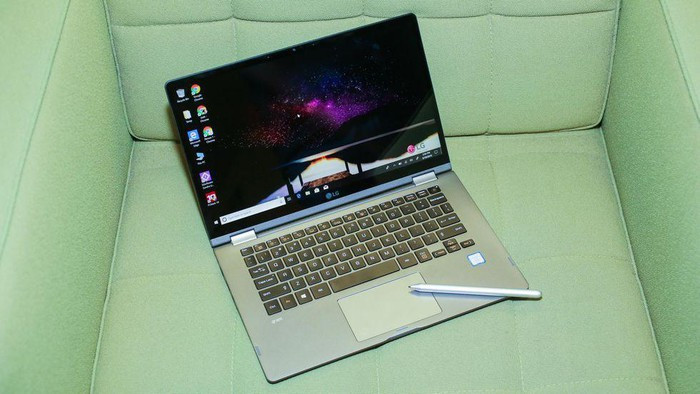 Máy tính xách tay 2 trong 1 của LG Gram 14 là một chiếc máy có thể chuyển đổi bằng bút siêu nhẹ với thời lượng pin chạy trong 12h35 (755 phút).