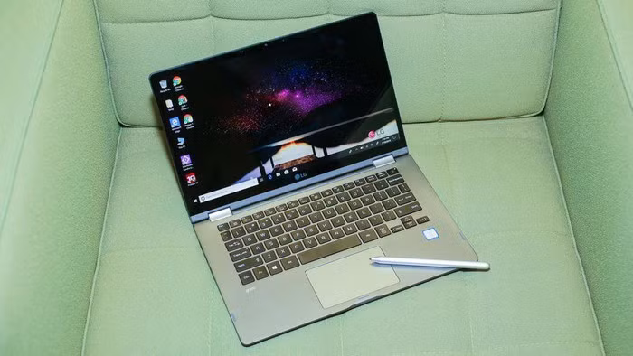 Máy tính xách tay 2 trong 1 của LG Gram 14 là một chiếc máy có thể chuyển đổi bằng bút siêu nhẹ với thời lượng pin chạy trong 12h35 (755 phút).