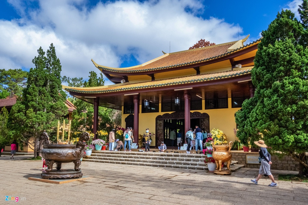 Thiền viện Trúc Lâm tấp nập hơn các địa điểm khác, tuy nhiên theo cảm nhận của chị Thanh (người bán hàng), lượng khách hiện nay giảm rất nhiều so với ngày thường.