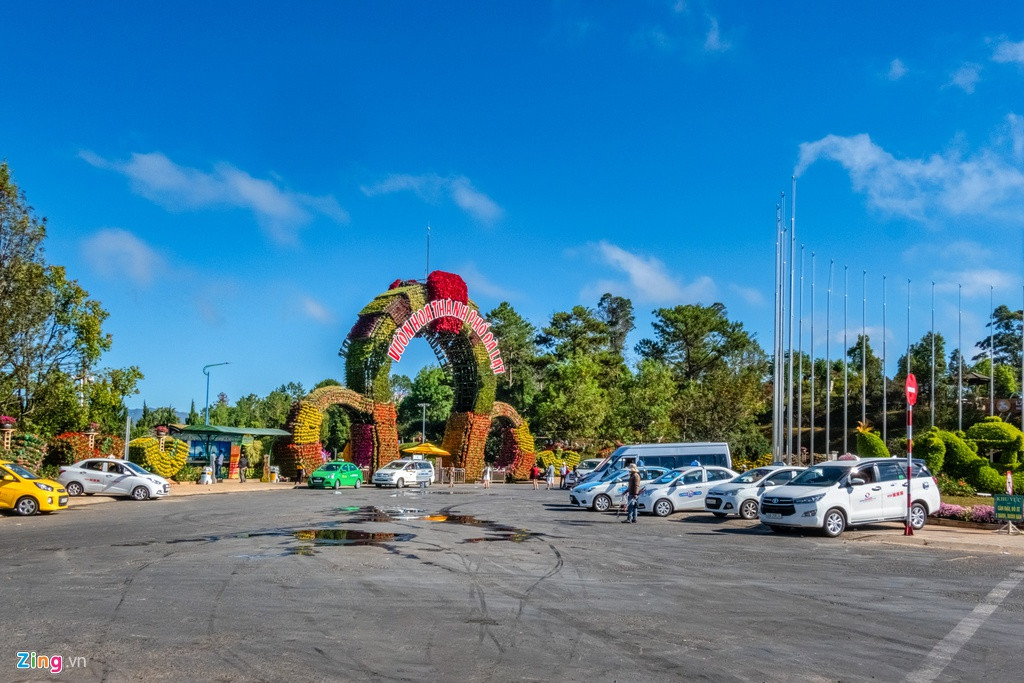 Thường ngày, phía trước vườn hoa rất đông xe đỗ chờ khách, nay vắng lặng nhường chỗ cho taxi đậu.