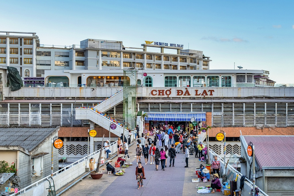 Anh Thành (đến từ TP.HCM) dạo chơi tại cầu thang chợ Đà Lạt cho biết khí hậu thành phố gần giống Hà Nội nên anh thường xuyên lui tới. Trong mùa dịch, anh Thành cho biết hạn chế đến những nơi đông người như bến xe, sân bay. Du khách này cũng chia sẻ thêm kinh nghiệm mỗi người cần nâng cao sức đề kháng của cơ thể sẽ phòng tránh dịch tốt hơn, tránh chạm tay vào những đồ vật nơi công cộng.