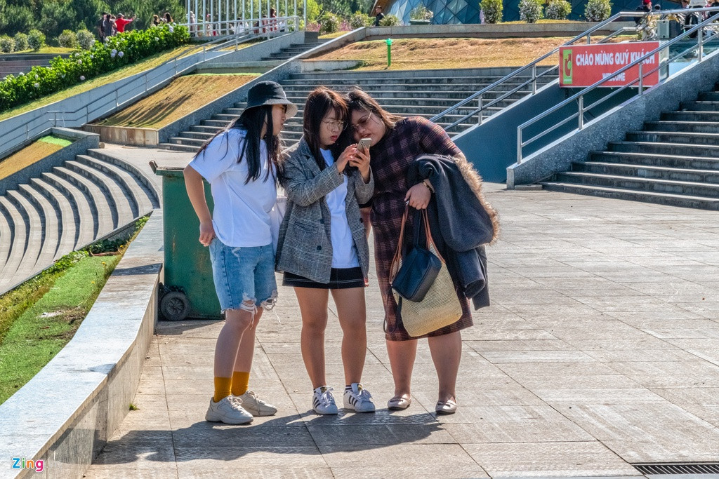 Chị Thuận (bên phải, tới từ Bắc Ninh) cho biết tới Đà Lạt thời gian này vì được biết đang dịp thời tiết đẹp. Chị mua vé máy bay từ trước Tết Nguyên đán nên khi dịch xảy ra, chị có phần lo lắng nhưng vẫn quyết định đi vì chưa thấy có dịch ở đây.