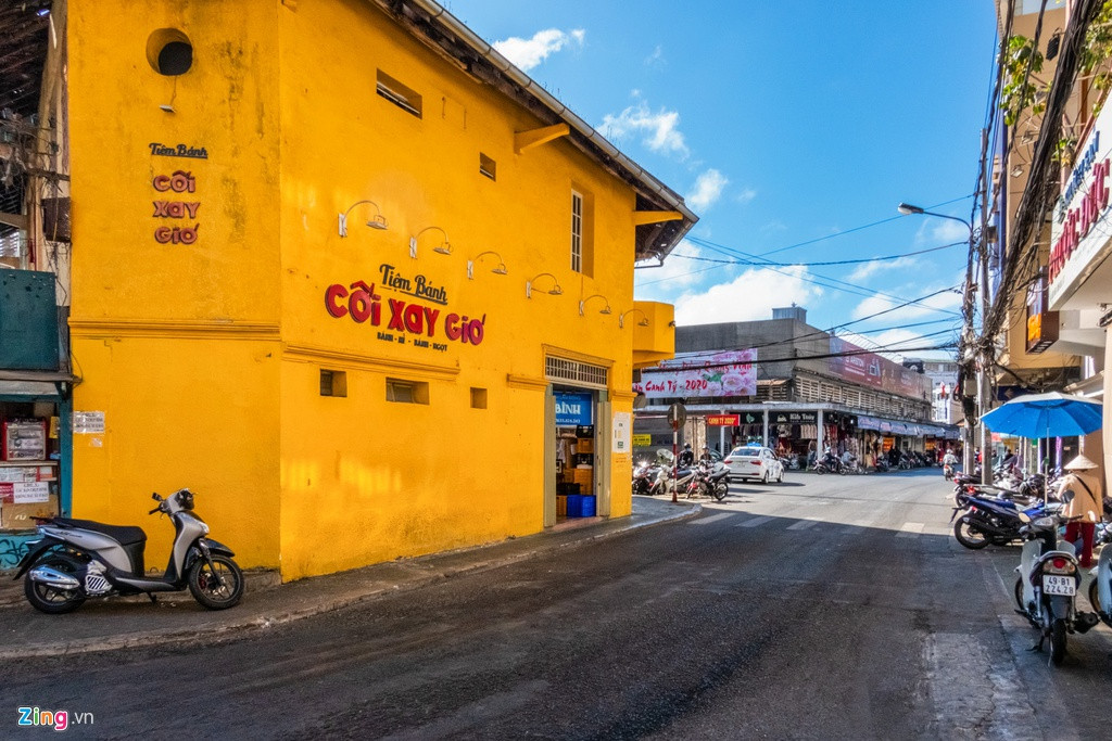 Tại bức tường check-in huyền thoại ở khu Hòa Bình, thông thường để chụp ảnh tại đây du khách phải xếp hàng dài, có người phải đợi đến 20 phút. Tuy nhiên, theo khảo sát của Zing.vn, những ngày này, nơi đây gần như vắng bóng người qua lại.