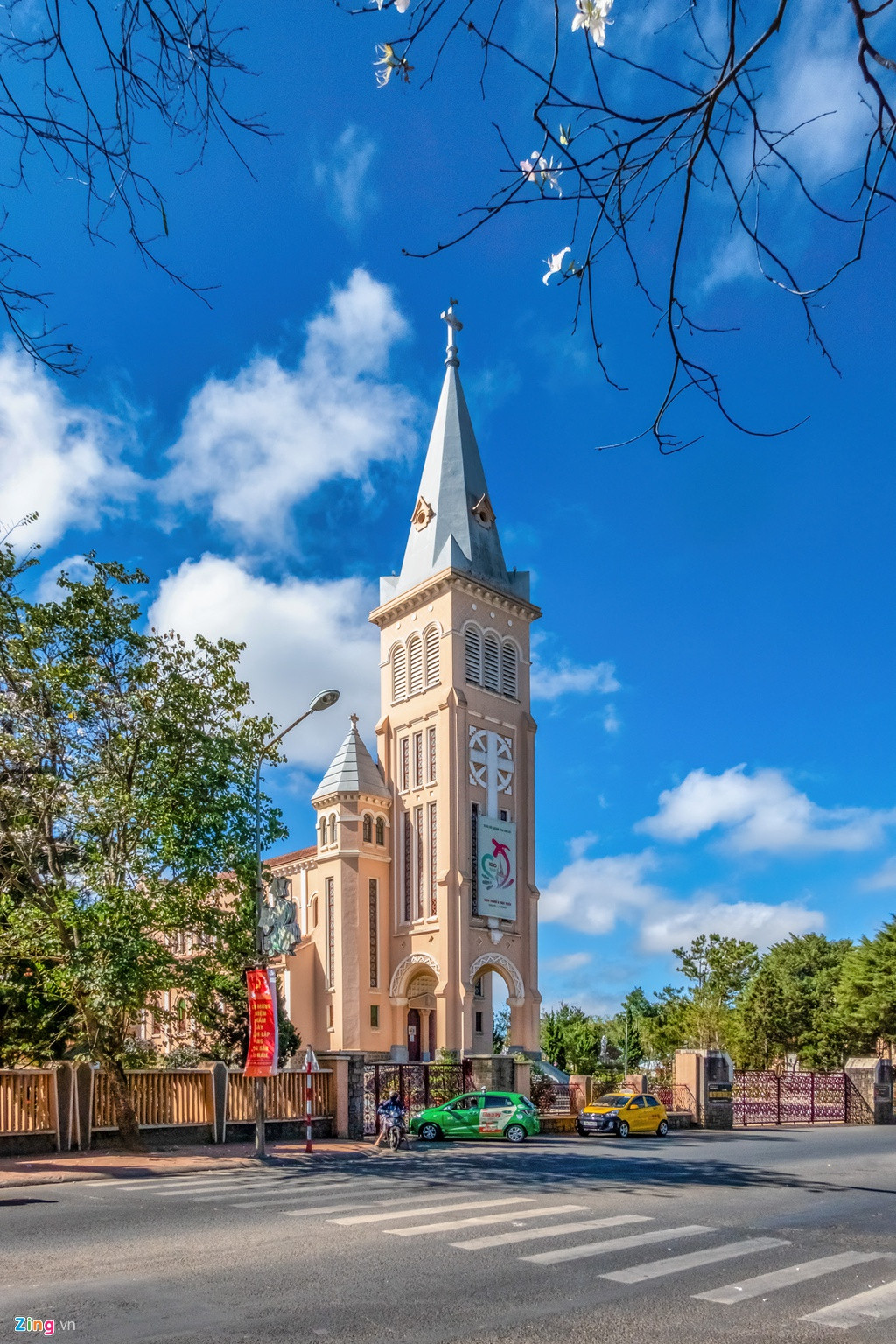 Để phòng dịch, nhà thờ Chính tòa Đà Lạt (nhà thờ Con Gà) cũng ra thông báo tạm ngưng đón khách tham quan và bỏ các hoạt động có đông người dự như lớp dạy giáo lý, sinh hoạt của các đoàn thể. Riêng nhà thờ Domaine De Marie vẫn mở cổng nhưng chỉ lác đác vài người, không còn cảnh tấp nập phía trước.