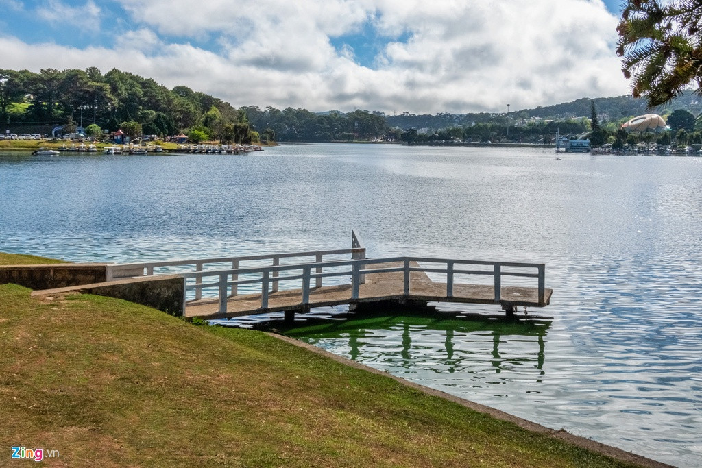 Gần đó là cây cầu chữ Y, khi chưa có dịch virus corona, du khách thường xếp hàng chụp ảnh ở đây. Những ngày này, các địa điểm nổi tiếng Đà Lạt trở lại vẻ tĩnh lặng, đìu hiu như hàng chục năm trước đây.