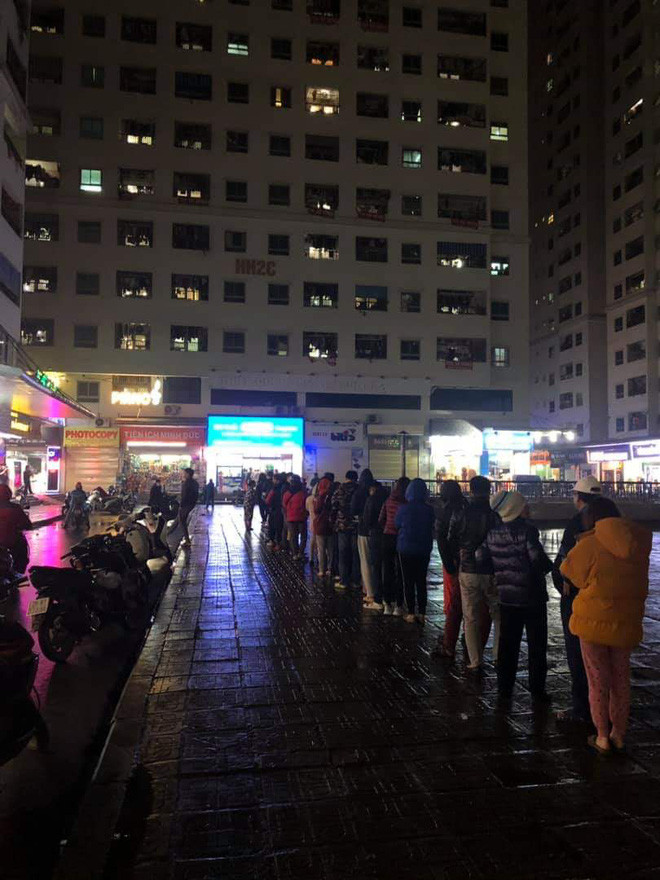 Hình ảnh người dân sinh sống tại chung cư này xếp hàng dài, giữ trật tự để chờ mua khẩu trang.
