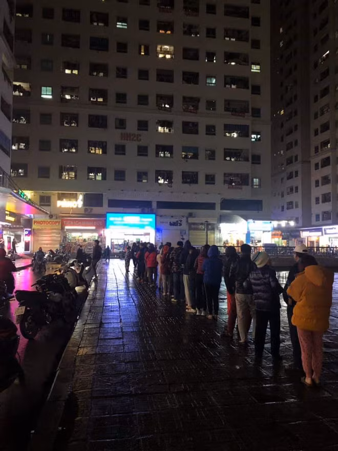 Hình ảnh người dân sinh sống tại chung cư này xếp hàng dài, giữ trật tự để chờ mua khẩu trang.