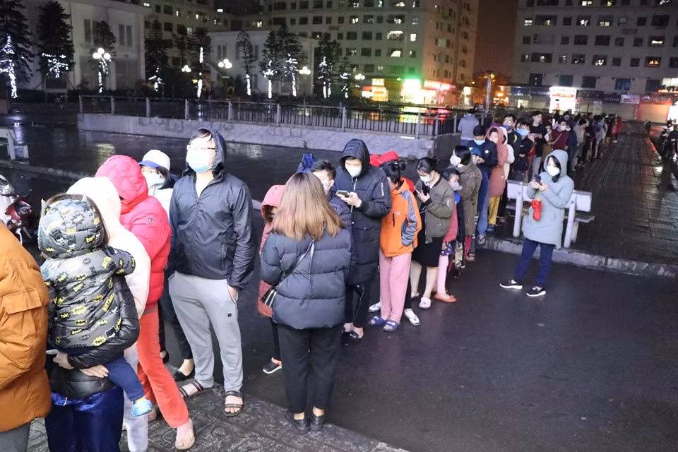 Mặc dù, thời tiết mưa lạnh song nhiều người vẫn kiên nhẫn chờ đợi đến lượt để mua khẩu trang.
