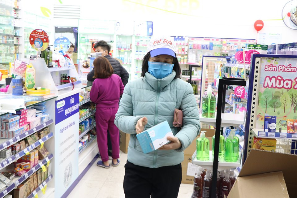 Mọi người đều vui vẻ khi mua được chiếc khẩu trang trước diễn biến phức tạp của dịch bệnh viêm phổi cấp do virus corona.