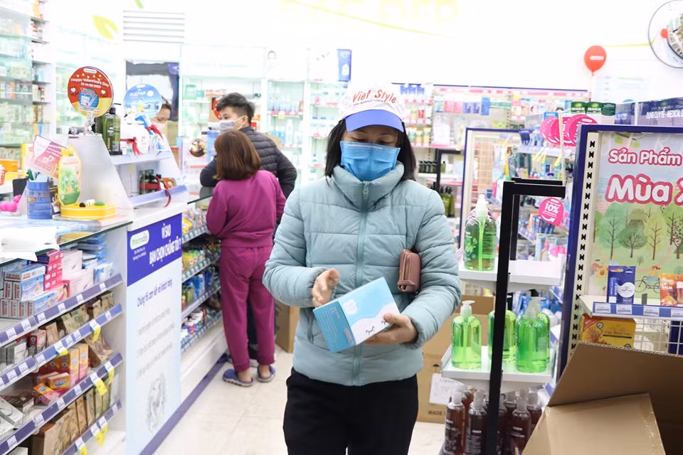 Mọi người đều vui vẻ khi mua được chiếc khẩu trang trước diễn biến phức tạp của dịch bệnh viêm phổi cấp do virus corona.