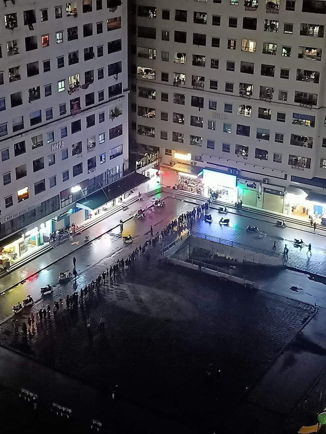 Đến 23h30 cùng ngày, số người xếp hàng mua khẩu trang vẫn tiếp tục nối dài và khá trật tự, không có chen lấn, xô đẩy.
