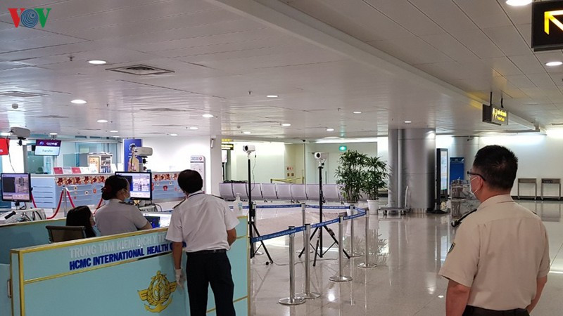 Đối với các hành khách có đủ một yếu tố lâm sàng như sốt, ho, khó thở và cộng thêm một yếu tố dịch tễ thì sẽ lập tức cách ly và làm thủ tục ngay tại chỗ.