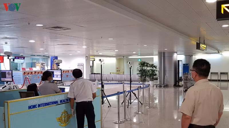 Đối với các hành khách có đủ một yếu tố lâm sàng như sốt, ho, khó thở và cộng thêm một yếu tố dịch tễ thì sẽ lập tức cách ly và làm thủ tục ngay tại chỗ.