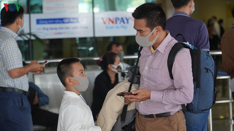 Các du khách từ nước ngoài về cũng chủ động đeo khẩu trang nhằm phòng tránh lây nhiễm.